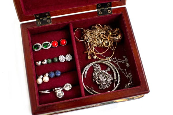 How to Pack Jewelry for Moving: 6 Jewelry Packing Steps